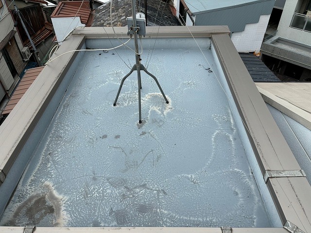 劣化した屋上防水面