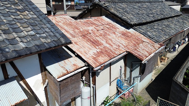 錆びたトタン屋根