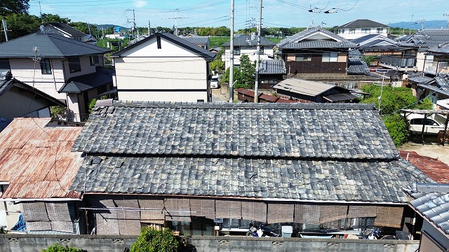 平屋の瓦屋根全体