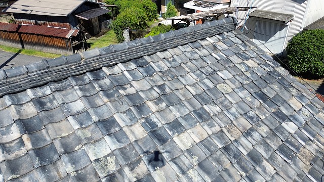 劣化した瓦屋根表面