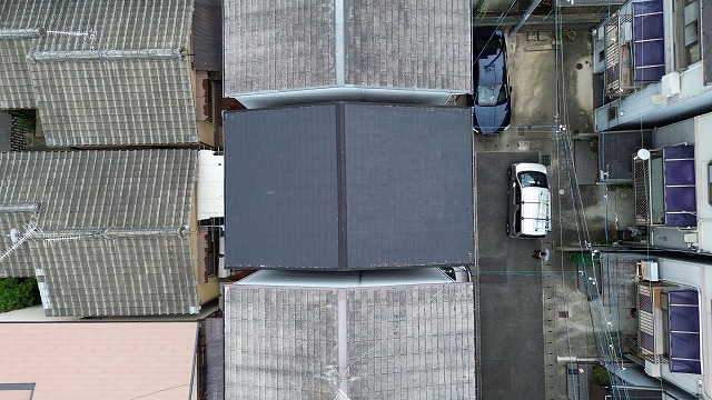 京都市中京区で色褪せと塗膜剥がれ、反りが進んだカラーベスト屋根を調査し屋根カバー工事を検討