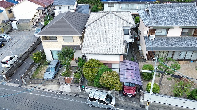 京都市北区で雨漏りした戸建ての屋根工事調査、割れたスレートと広範囲の経年劣化を確認
