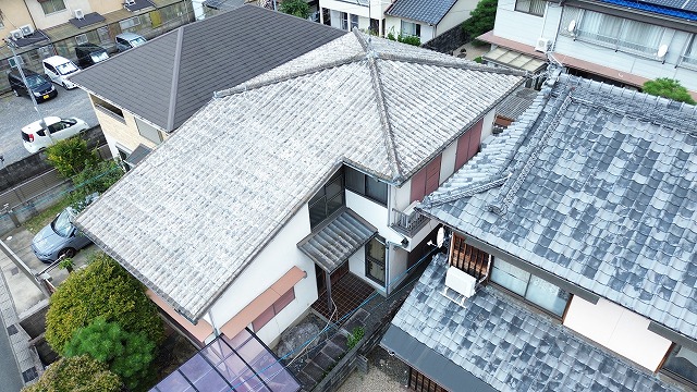 京都市北区で雨漏り修理のため現地調査、天井や壁の広範囲な染みと屋根の老朽化を確認した屋根工事