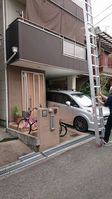 京都市東山区でカラーベストの破損と浮きを確認、三階建て住宅に屋根カバー工事をご提案