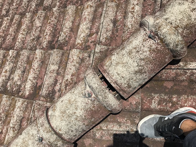 ズレた棟瓦の継ぎ目
