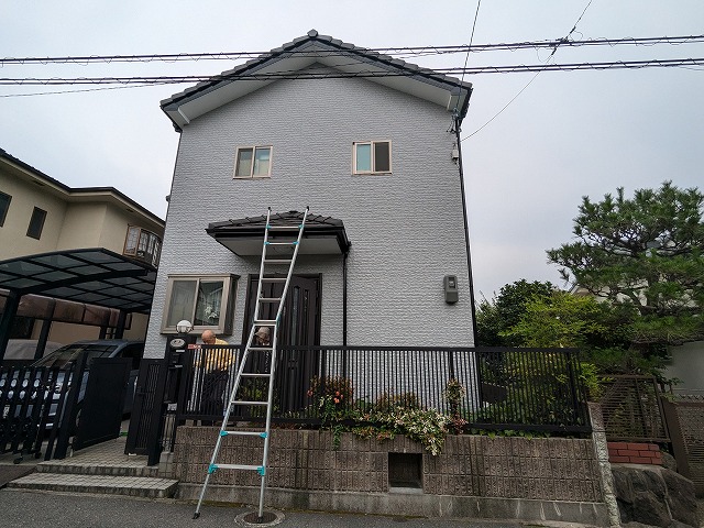 京都市山科区で落雷後に割れた巴瓦取り替えに向けて平板瓦の寸法と棟端部の状態を確認