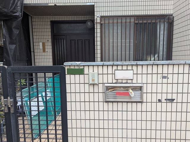マンションの玄関前