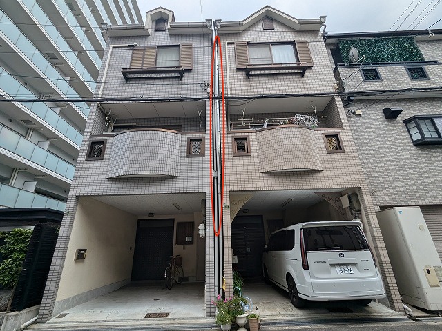 正面左側の外れた竪樋