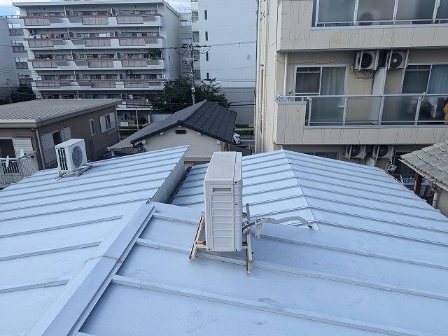 増築屋根と室外機
