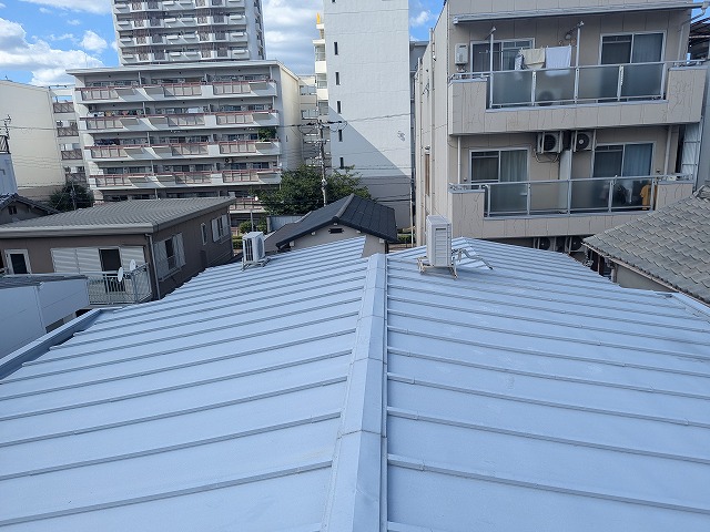 京都市中京区で豪雨後に床の間天井へ雨漏り、増築部の箱樋と金属屋根の劣化を確認した現地調査