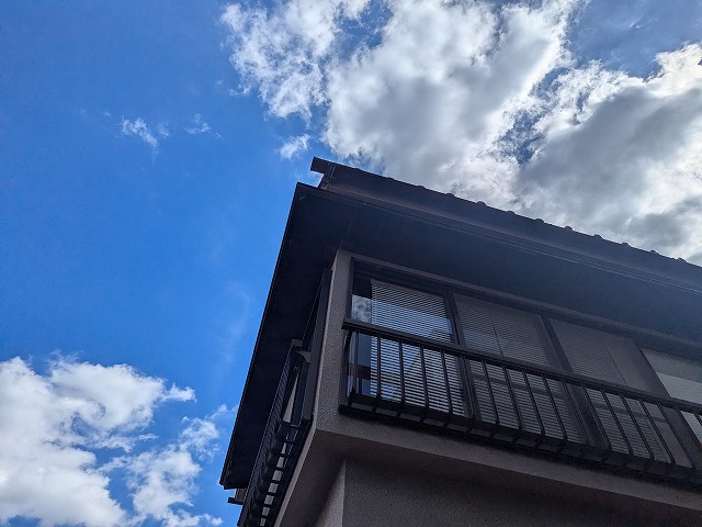 外観から見た2階屋根