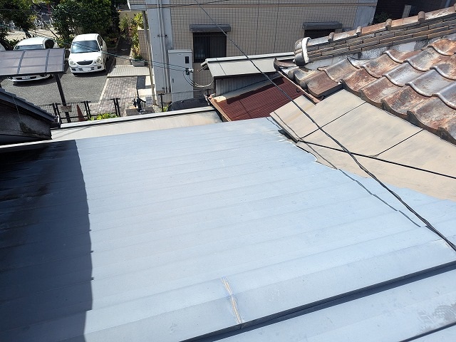 別角度から見た金属屋根