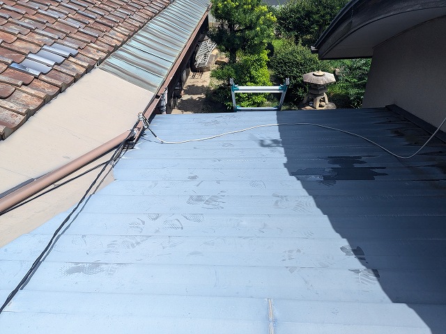 増築部の横葺き金属屋根