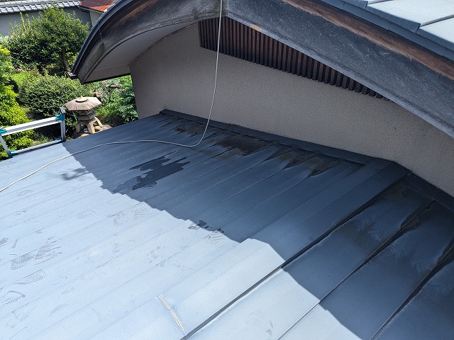 壁際に水跡が残る金属屋根