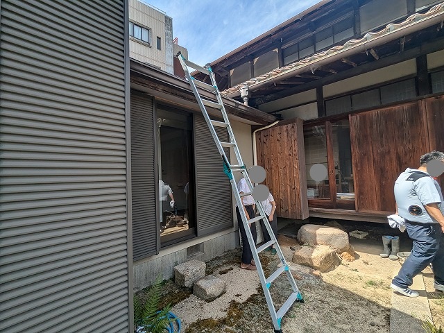 京都市山科区で強い雨のたび照明から雨漏り、増築部と本宅のつなぎ目屋根を詳しく調査