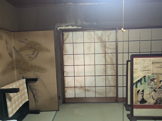 和室の壁と障子の雨染み