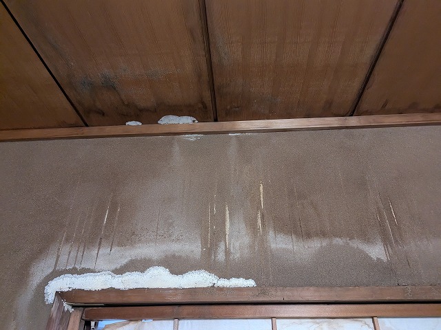 鴨居上の壁紙の雨染み