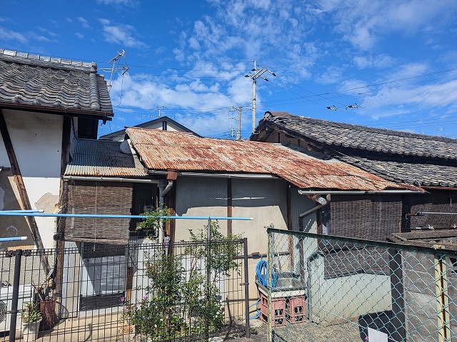 地上から見た錆び屋根