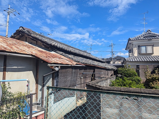 京都市山科区で雨漏りと波板・トタン屋根の破損、瓦屋根から見られる老朽化、雨漏りリスクを確認