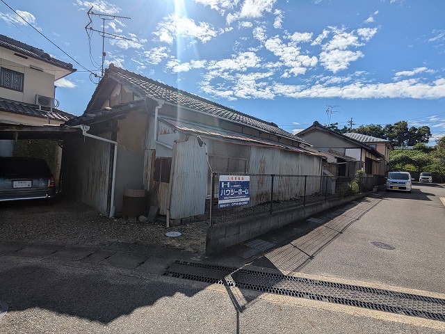 側面から見た建物外観