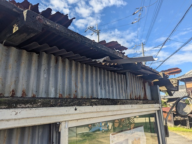 軒先が破損した屋根