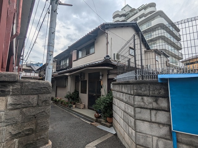 京都市中京区で台風後の雨漏り修理調査、連棟住宅の増築部境目と瓦のズレを現地確認