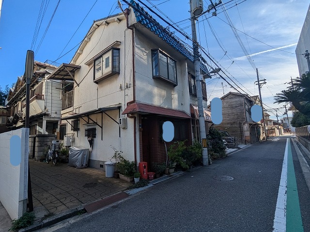 京都市西京区で色褪せた瓦屋根と外壁の老朽化を調査し屋根葺き替えや雨樋工事を検討した現地確認