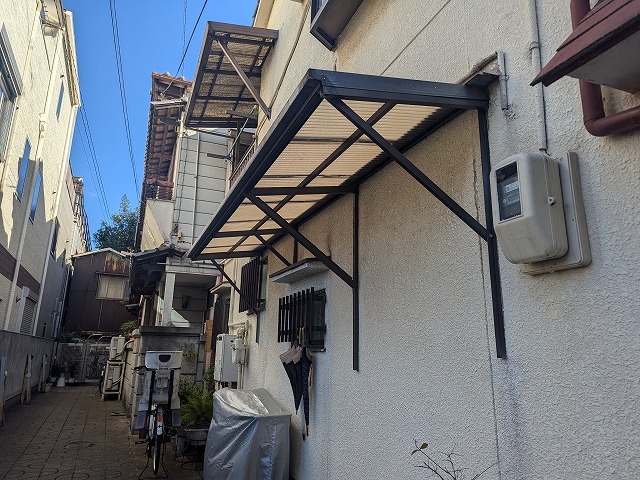 通路側の庇と外壁