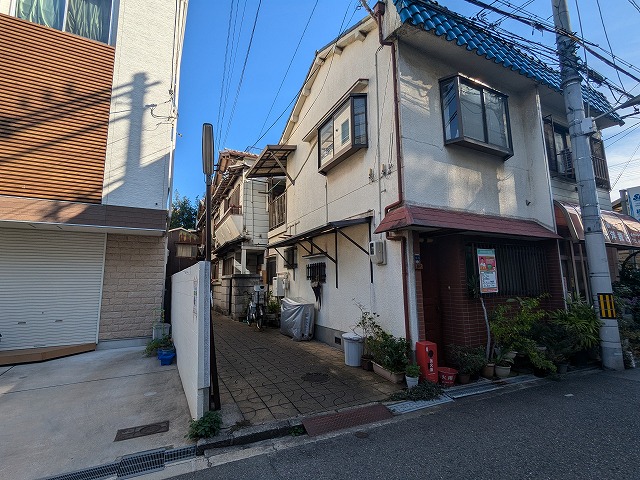 京都市西京区で調査した青い庇瓦の色あせと大屋根の劣化に伴う屋根葺き替え・雨樋工事・外壁塗装の必要性