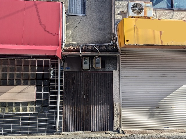 玄関上の瓦屋根