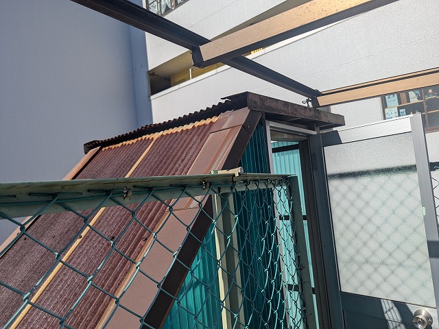 劣化した小屋根の板金