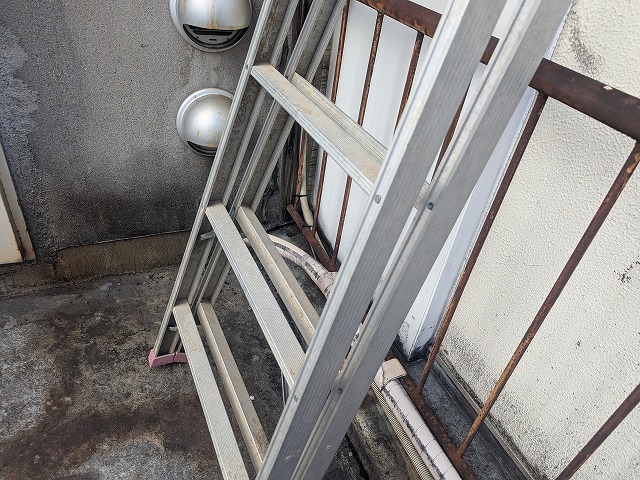 屋上に置かれたはしご