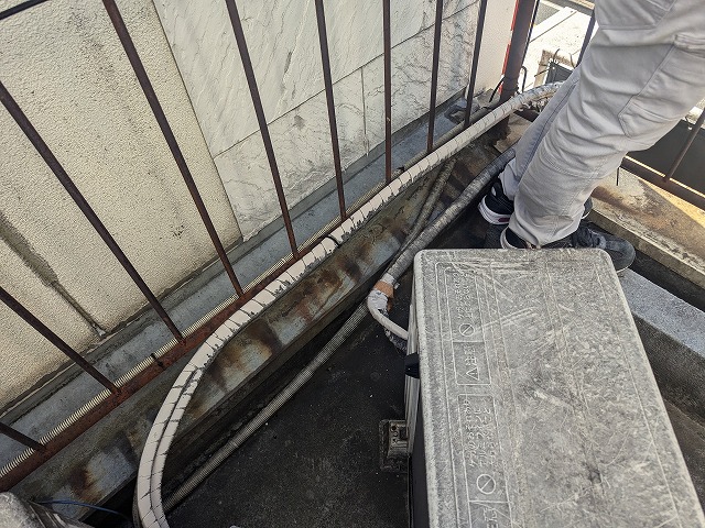 室外機足元の狭い点検部