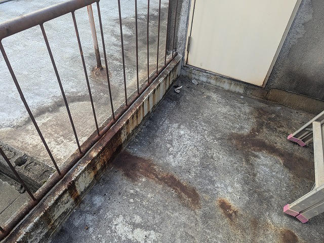 京都市山科区の貸し店舗での雨漏り調査、ベランダ床の防水劣化と立ち上がり周辺の錆・排水不良を確認