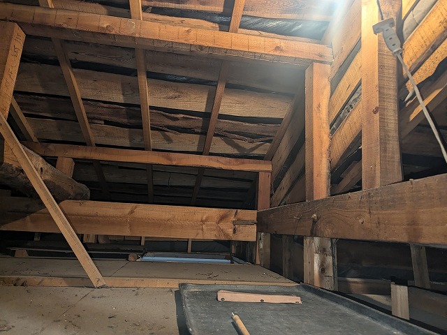 屋根裏の広い変色