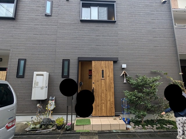 京都市中京区で玄関まわりに庇がなく雨掛かりしやすい住宅を調査し庇の新設を検討