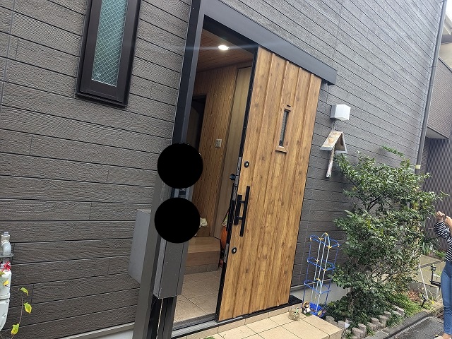 斜めから見た玄関