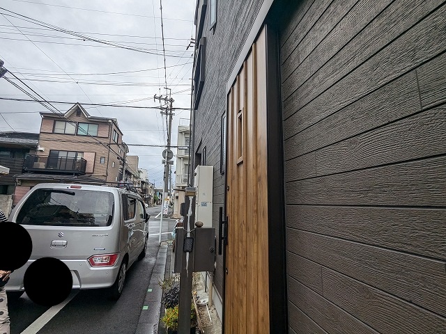 道路側から見た玄関