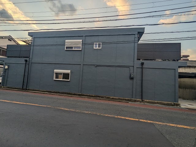 京都市東山区で外壁塗装2年後に細かなひび割れが再発した外壁のクラック補修調査