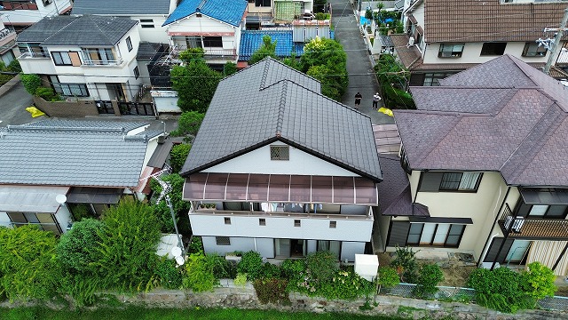 建物正面と屋根全景