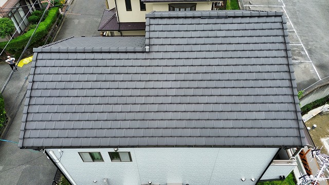 大屋根の平板瓦