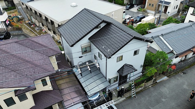 京都市山科区で落雷後に棟の巴瓦が割れた平板瓦屋根を調査し取り替えを検討した現地確認