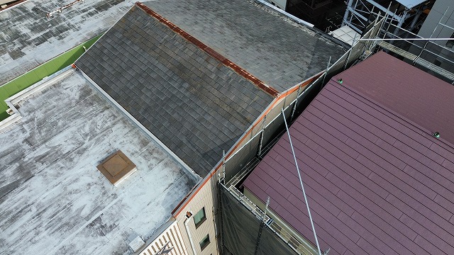 京都市西京区で台風被害により笠木のめくれと屋根の老朽化を確認したマンションの屋根カバー工事調査