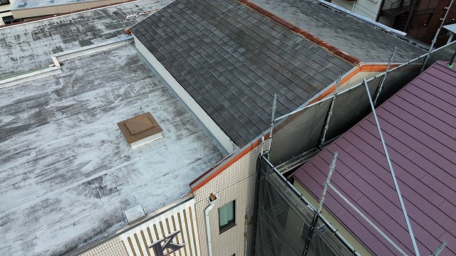 笠木が浮いた屋根端部