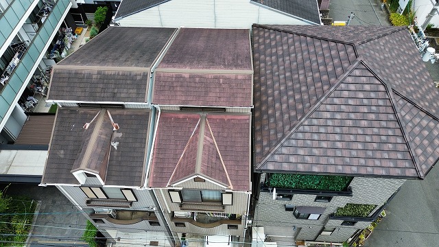 京都市伏見区で台風被害により三階建て住宅の這い樋と竪樋が外れた雨樋工事調査