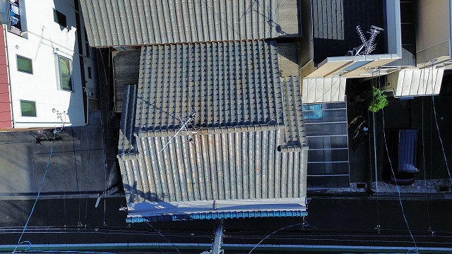 瓦屋根中央部の調査状況