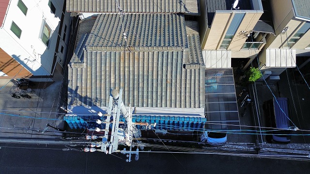軒先を含む瓦屋根の全景