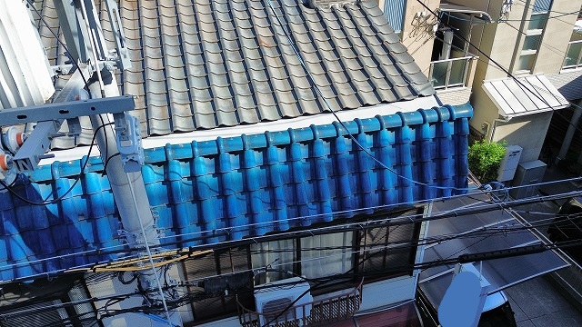 庇瓦の色むらの様子