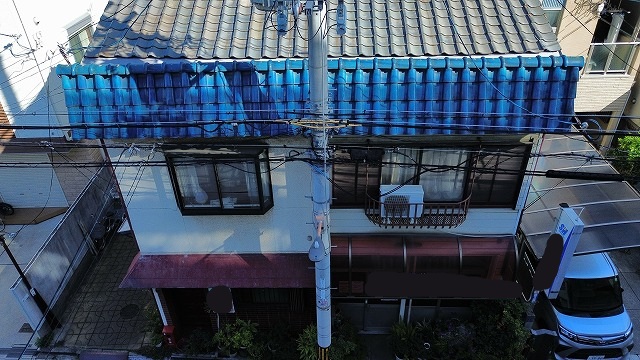 青い庇瓦の色あせ全景