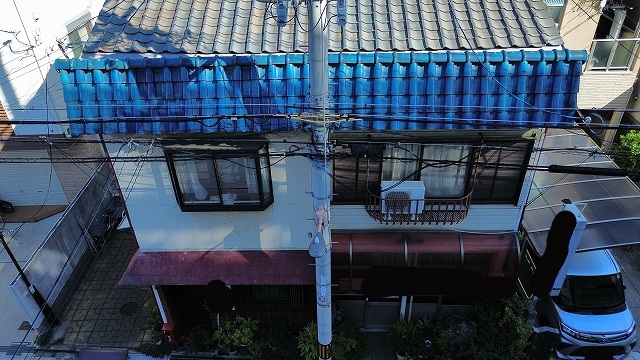 正面外壁と瓦屋根